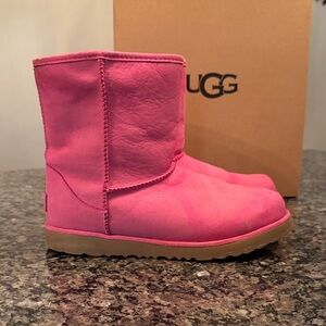 UGG Pink Classic weathered Booties EUC 6